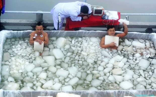 Двое жителей китайской провинции Хунань приняли участие в серии испытаний на морозостойкость: