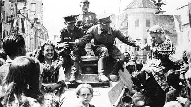 Жители чехословацкого города Тельч (Telč) встречают советских солдат, едущих на бронеавтомобиле БА-64. Великая Отечественная война, СССР, Солдаты моей страны