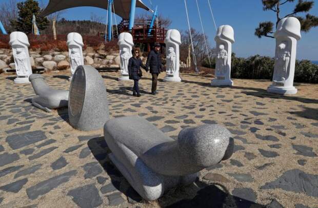 Гости Олимпиады ринулись в южнокорейский парк пенисов