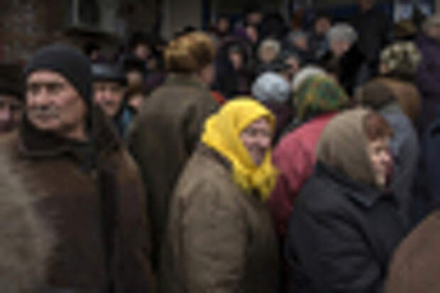 People queue for humanitarian aid in the town of Debaltseve, north-east from Donetsk, March 17, 2015. REUTERS/Marko Djurica (UKRAINE - Tags: POLITICS CIVIL UNREST CONFLICT TPX IMAGES OF THE DAY) - RTR4TPDQ