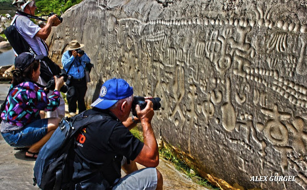 Pedra do Ingá (Бразилия). Фото взято с сайта: http://www.tarcivan.com/2017/09/pedra-do-inga-o-maior-misterio.html