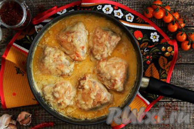 Курица в луково-сметанном соусе на сковороде