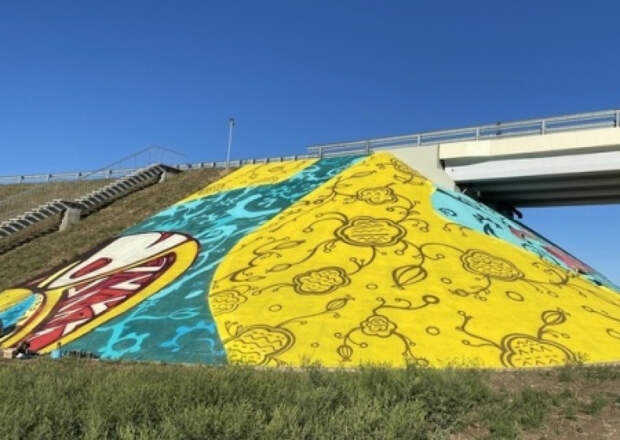 Трассу «Таврида» украсили жёлто-голубыми граффити. «Зачем нам эта самостийная гадость?»