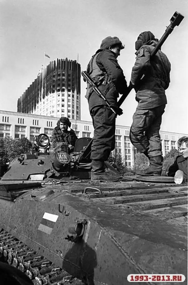 Осень 1993. Ельцинский путч 1993. Штурм белого дома в Москве 1993. События сентября - октября 1993 года в Москве. Танки белый дом 1993.