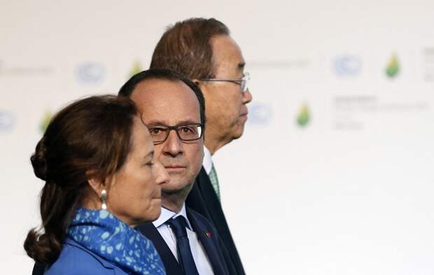 Президент Франции Франсуа Олланд, генеральный секретарь ООН Пан Ги Мун и министр по делам окружающей среды Сеголен Руаяль во время Всемирной конференции ООН по вопросам изменения климата COP-21 в Париже, 30 ноября 