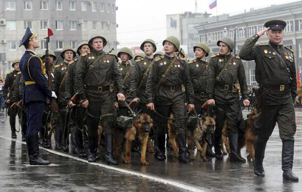Российские военнослужащие в экипировке саперов времен Великой Отечественной Войны в Челябинске