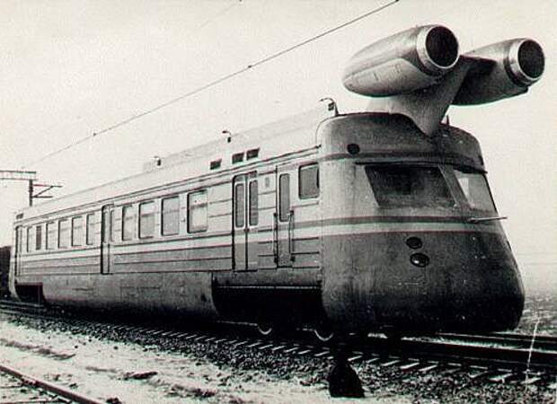 Вагон-самолет Советский скоростной вагон-лаборатория (1970) был построен на основе вагона электропоезда ЭР22 и оснащен двигателями от Як-40