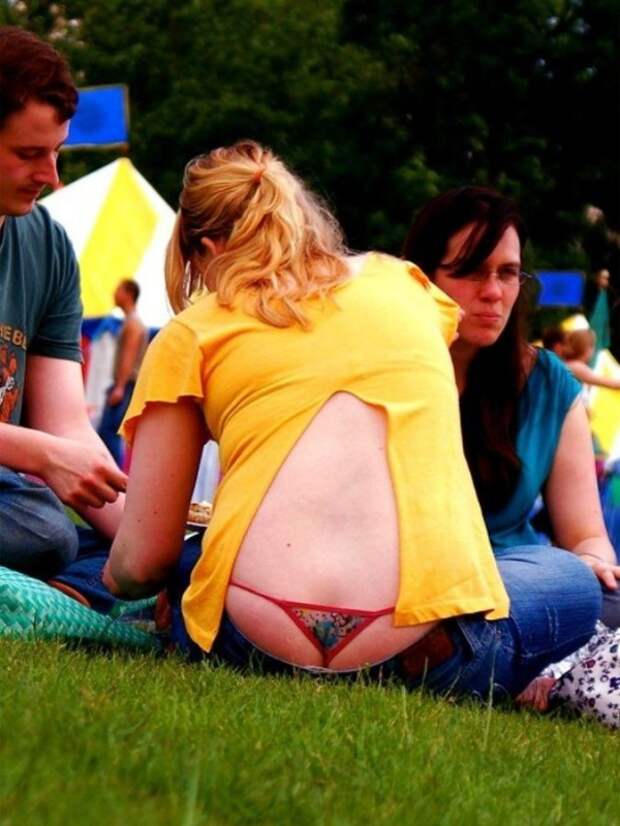 За джинсами с низкой талией трусов не удержать За джинсами с низкой талией трусов не удержать