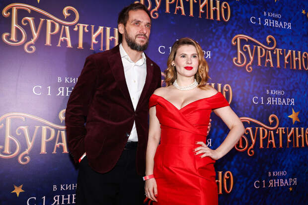 Актриса Анна Цуканова-Котт вышла в свет с мужем Михаилом Врубелем