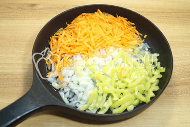 Мелко нашинкованный лук, тертую морковь и кубиками нарезанный перец обжарить на сковороде с растительным маслом, 3-5 минут.