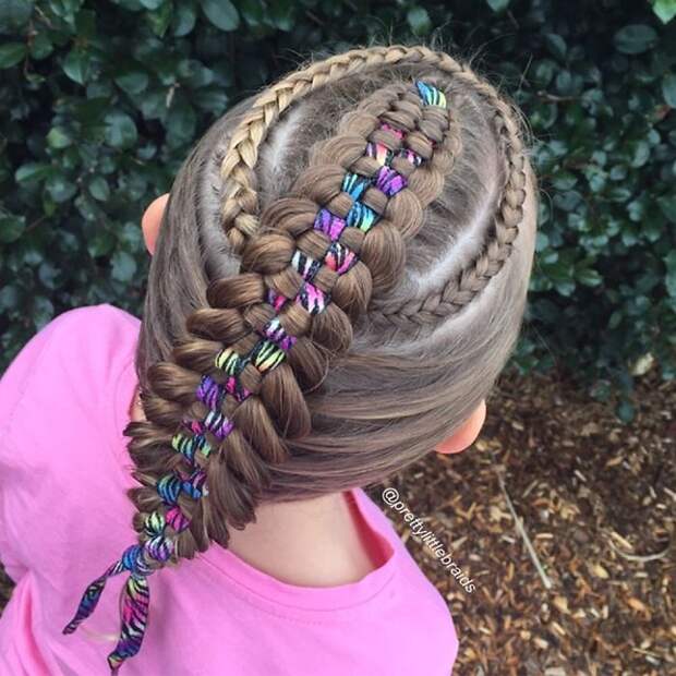 Эта мамочка плетет невероятные косы своей дочери каждое утро перед школой
