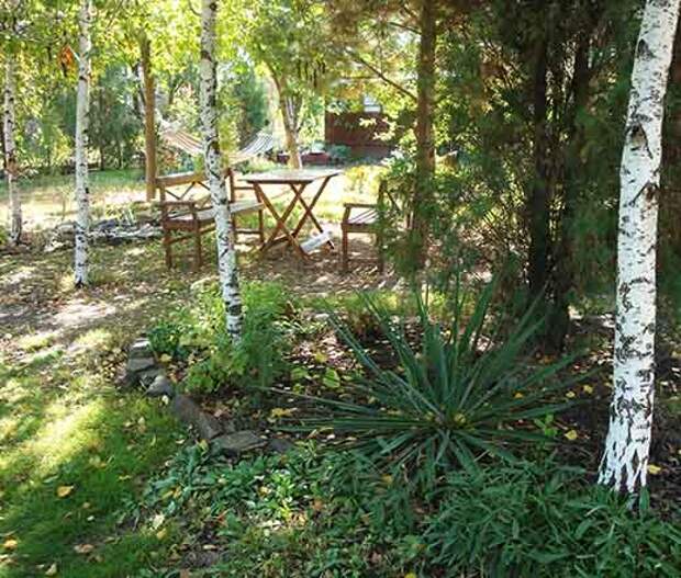 Зона отдыха в саду.