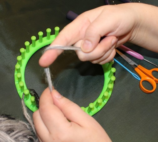 Учимся вязать на луме (Loom knitting). Урок первый: лицевые петли