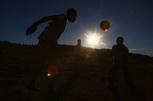 футбол в темноте в Африке