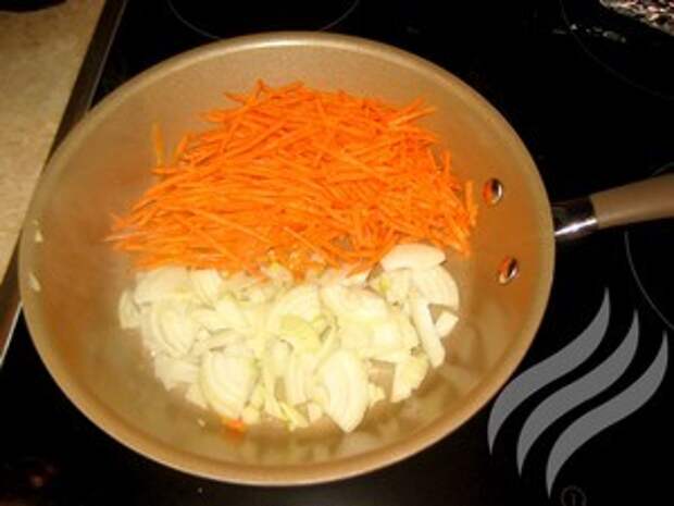 1. Морковь натереть, лук измельчить, обжарить вместе на растительном масле.