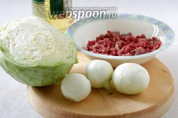 Для начинки возьмём готовый домашний фарш из говядины (у меня — с добавлением баранины), молодые сочные луковицы, молодую капусту (она сочная и мягкая), масло растительное, перец, соль.