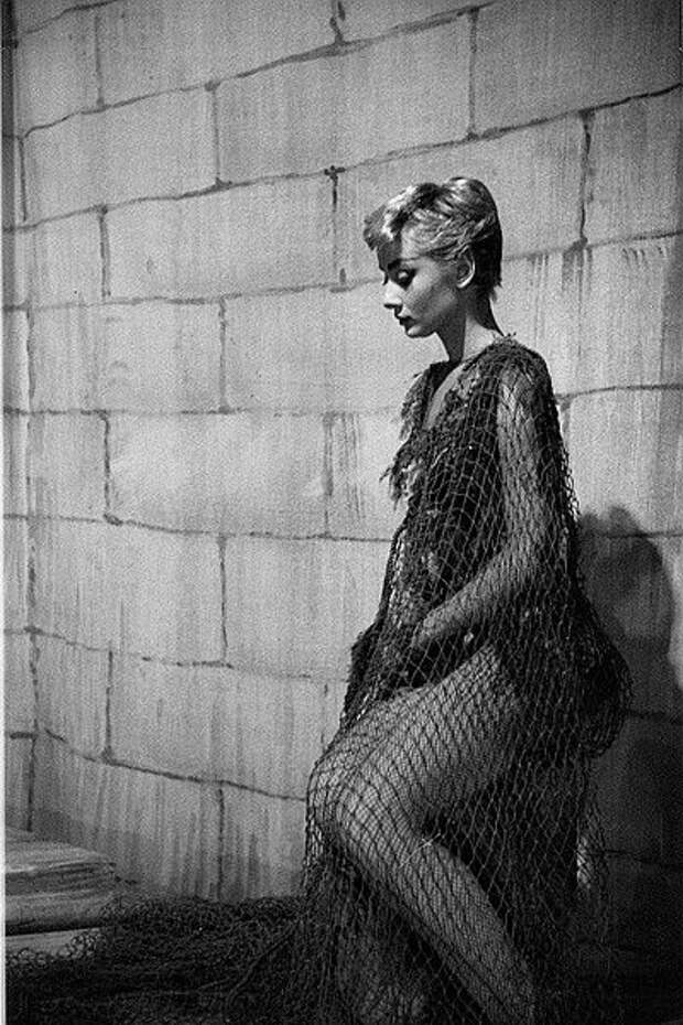 Одри Хепберн в фотосесии к спектаклю "Ундина", 1954.