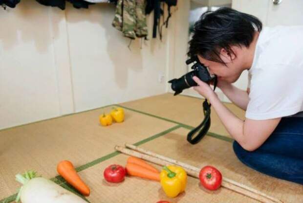 Застенчивый фотограф не нашел моделей и устроил эротическую съемку с овощами