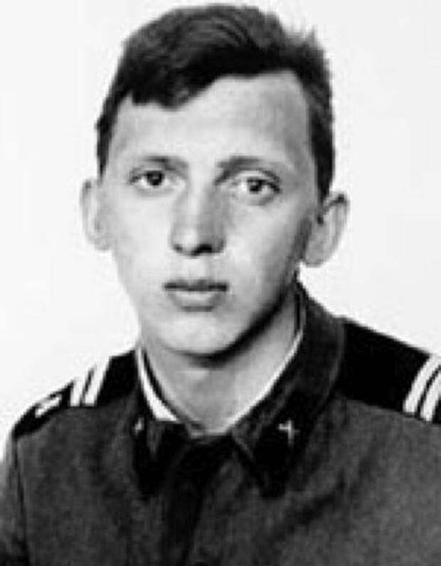 Знаменитости во время службы в армии (26 фото) Знаменитости во время службы в армии (26 фото)