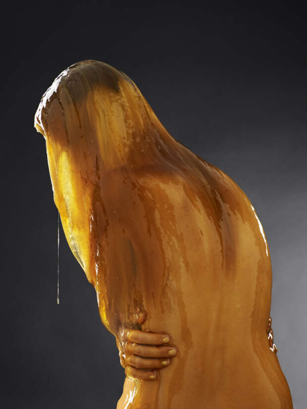 Голые люди, облитые мёдом в фотографиях Блейка Литтла