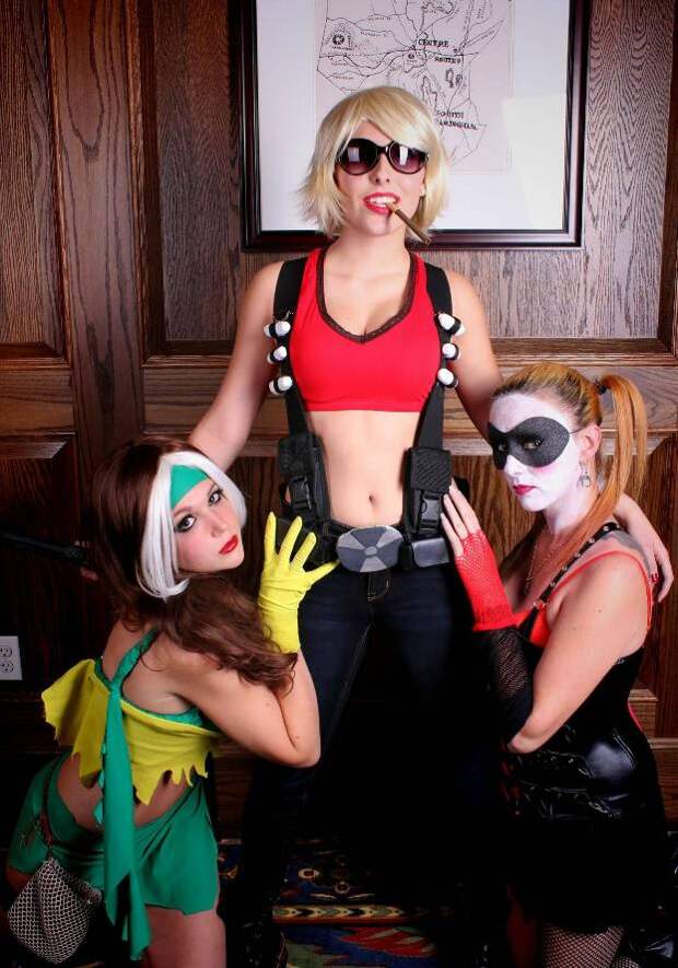 девушка изображает косплей на игру Duke Nukem