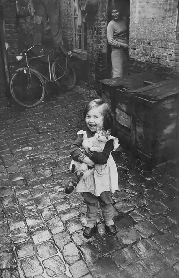 Счастливая девочка из Франции с котом, 1959 г.