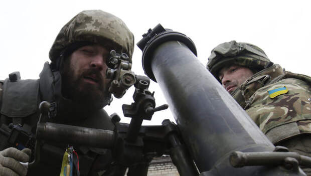 Украинские военнослужащие с минометом. Архивное фото