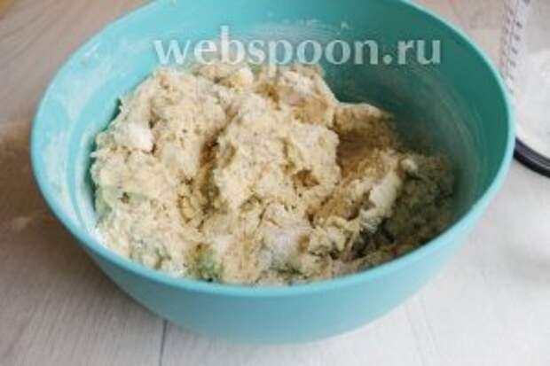 Добавляем муку и замешиваем тесто.
