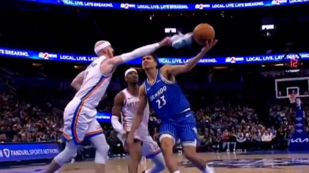 Не растерялся: американский спортсмен «сыграл» в баскетбол кроссовкой