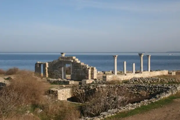 «Вершина позора» с видом на Херсонес