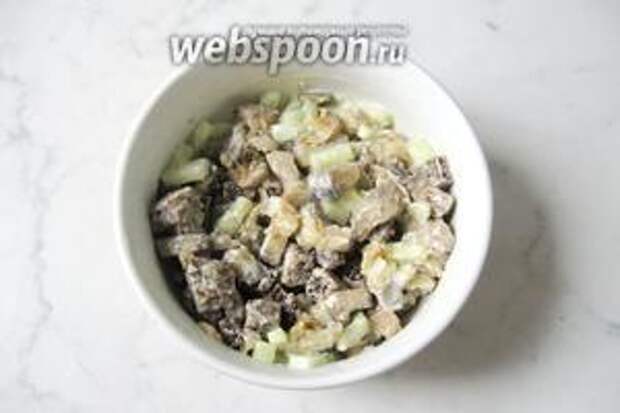 Посолить и поперчить по вкусу. Перемешать баклажаны, огурцы, сухарики и майонез с солью и перцем. Основа салата готова.