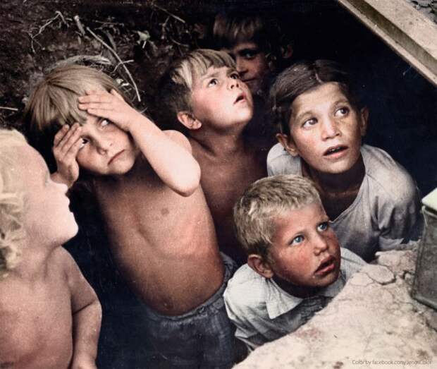 Белорусские дети наблюдают из укрытия, как немцы бомбят Минск, июнь 1941 года. Увидеть, исторические, фото