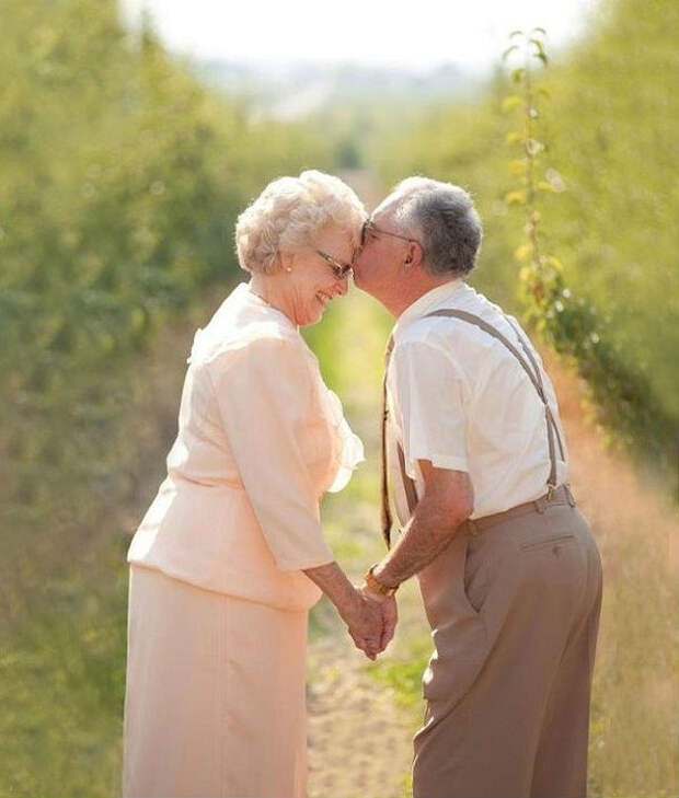Пожилые влюбленные перед свадьбой.