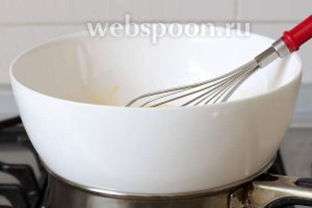 В кастрюльке нагреть воду и поставить ёмкость с яйцами на водяную баню, чтобы миска не касалась кипящей воды. Постоянно помешивая яичную смесь, нагреть её на водяной бане до 40-45°С. У меня нет термометра и я определяла нагрев пальцем. Смесь должна стать в меру горячей, чуть выше температуры тела.