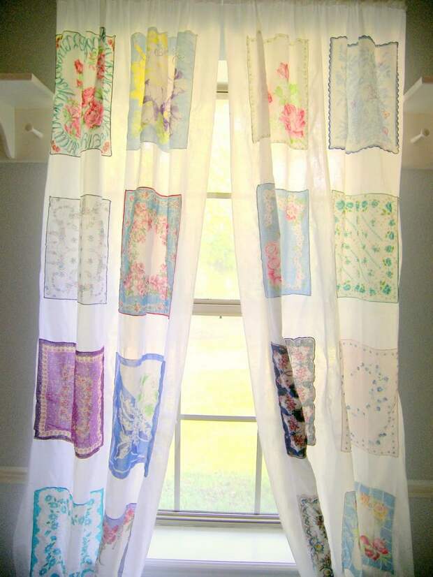 Великолепные шторы, изготовленные из старинных платочками.  Это одна особенно красиво.