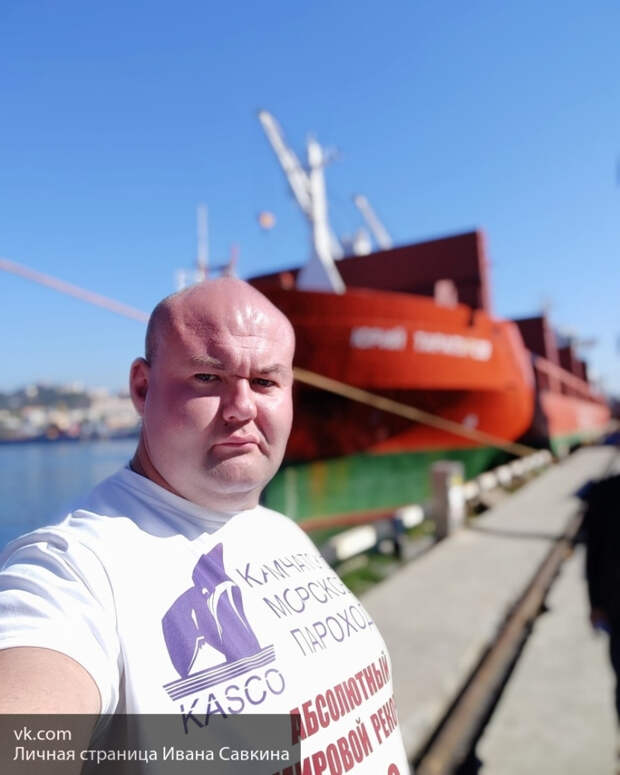 В Приморье силач Иван Савкин протащил по морю 11-тонный контейнеровоз
