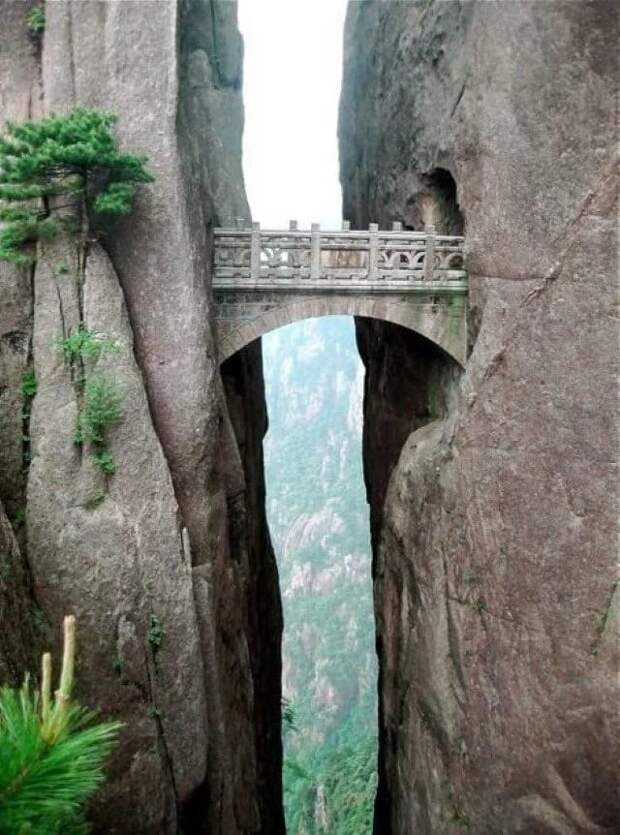 Мост бессмертных на горе Хуаншань в Китае.