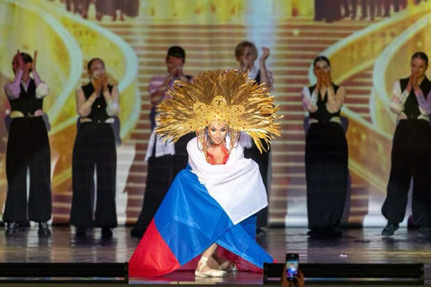 Балерина Анастасия Волочкова выложила фото с российским флагом
