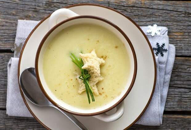 Вишисуаз - луковый суп со сливками, который подают холодным. / Фото: pinterest.ru