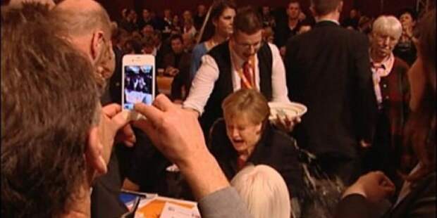 Официант вылил на Меркель два литра пива