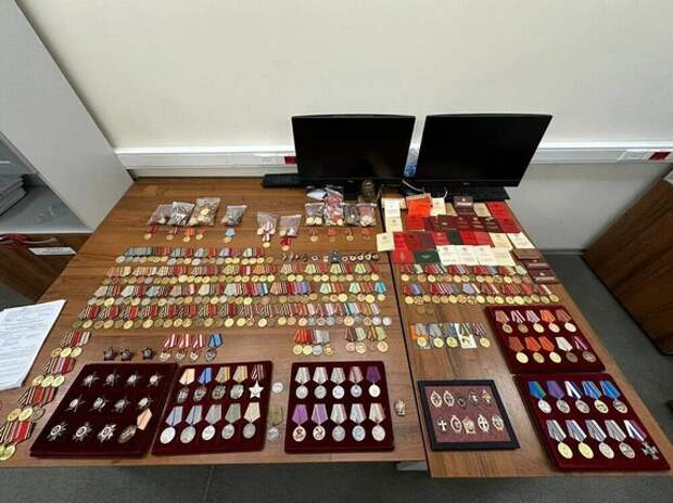 В Шереметьево поймали пассажира, который пытался вывезти из страны почти 500 советских медалей