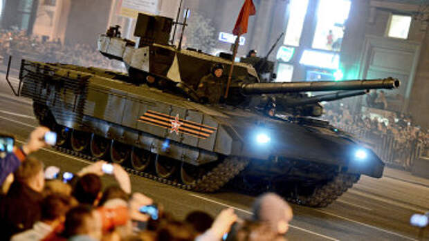 Танк Т-14 на гусеничной платформе Армата во время репетиции военного парада в Москве