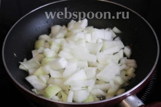 На топленом свином жире (можно использовать свежее сало, после поджаривании которого по желанию шкварки удалить или добавить в суп в качестве заправки).