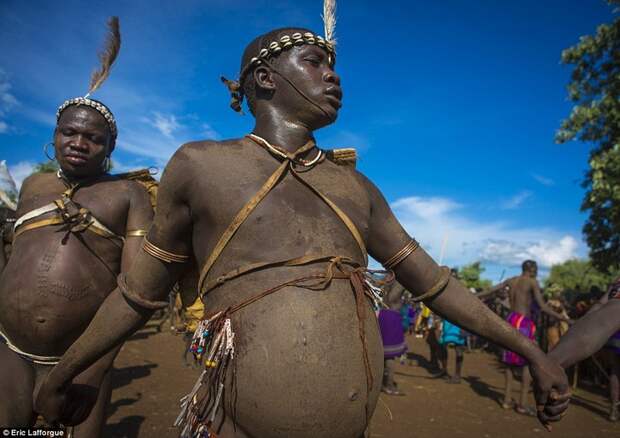 Необычный ритуал племени Омо из Эфиопии (7)