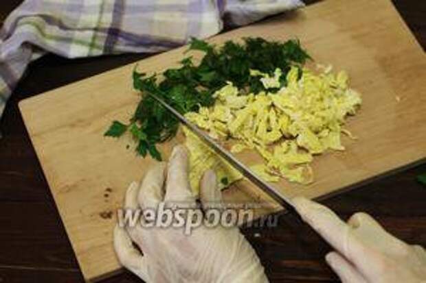 Пока готовится омлет, приготовим салатик. Нарезаем не очень мелко савойскую капусту, петрушку и укроп.