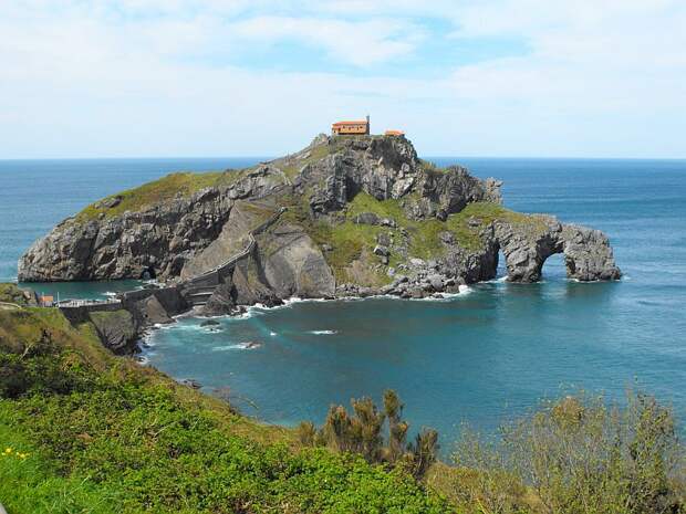 Остров Сан-Хуан де Гастелугаче (San Juan de Gaztelugatxe) и его лестница c 237 ступеньками (Испания)