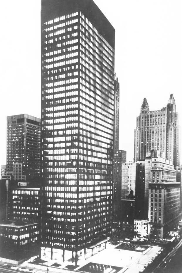 Сигрем-билдинг в Нью-Йорке, здание спроектировано архитекторами — Людвигом Мис ван дер Роэ и Филиппом Джонсоном