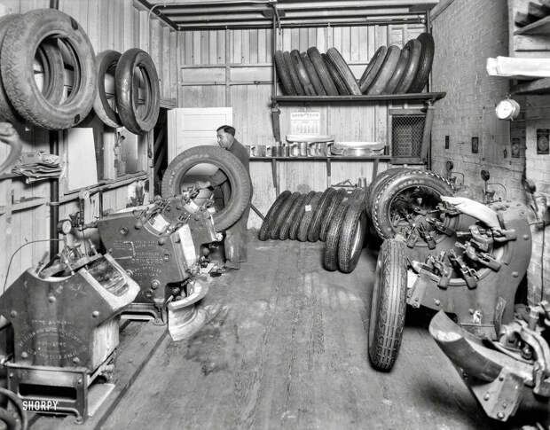В мастерской по восстановления автомобильных шин компании Goodyear (1930 год) авто, олдтаймер, ретро фотографии, старинные автомобили