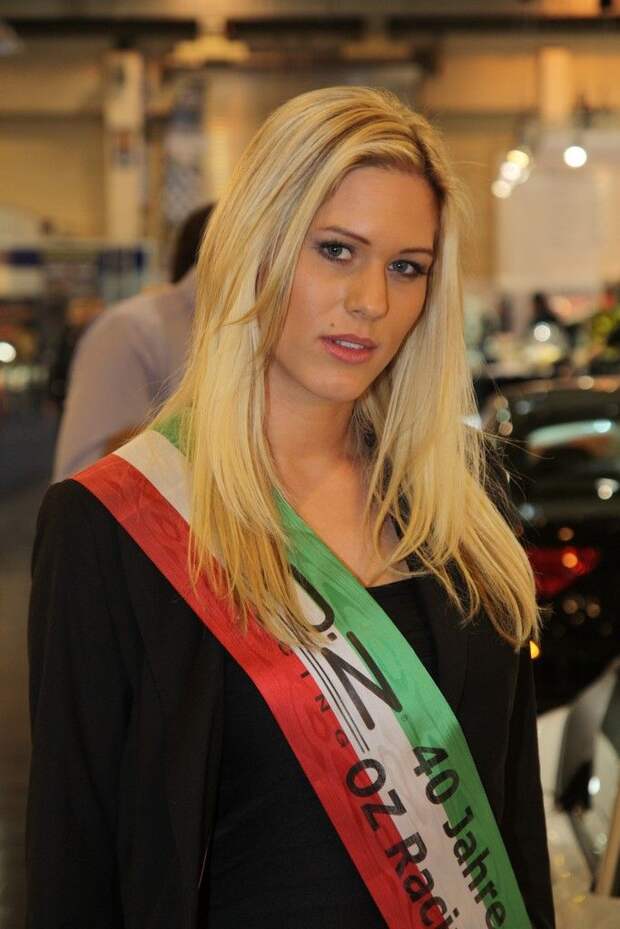 Девушки с автосалона Essen Motor Show (72 фото)