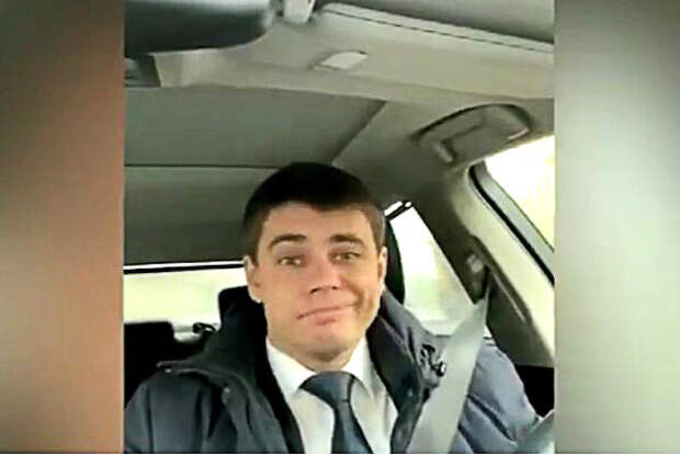 Кадр из видео С.Боярского. Это он пытался подмигнуть так :)